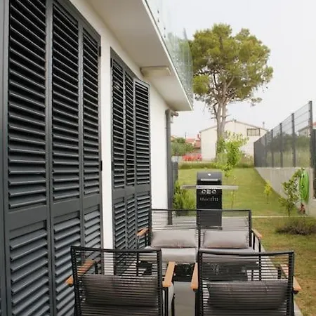 Fabulous With The Spacious Garden Apartament Zadar